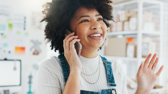 黑色的女人电话调用电子商务物流办公室有创意的当地的启动商务零售公司微笑快乐网络工人沟通技术客户航运