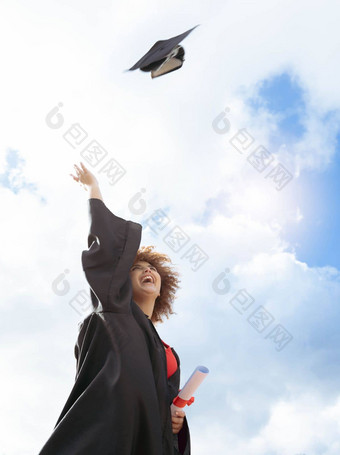 黑色的女人毕业帽空气庆祝活动幸福成功文凭研究校园大学学生基因女孩快乐目标愿景成就学院