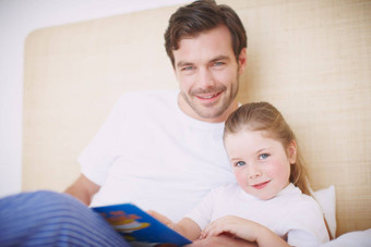 爱故事时间专门父亲阅读年轻的女儿睡觉前故事