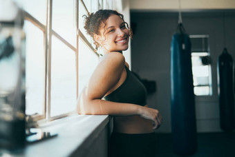 肖像窗口女人微笑健身锻炼健康健康的生活方式锻炼快乐女夫人运动员健身房培训阳光实践有氧运动能源权力