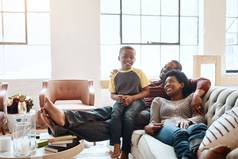 肖像快乐黑色的家庭孩子父母非洲人放松成键享受质量时间幸福爱年轻的青年孩子父亲妈妈。休息首页生活房间沙发