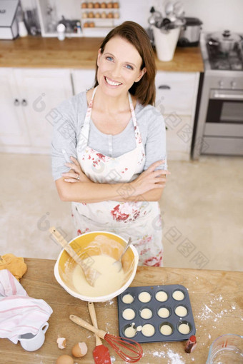 自信蛋糕完美的肖像自信成熟的女人烘焙厨房