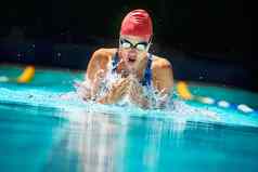 最严重的中风游泳年轻的女游泳运动员蝴蝶中风