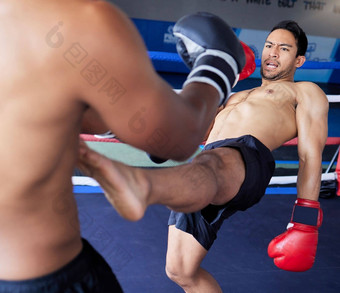 拳击手战斗体育竞争但拳击环锻炼锻炼武术艺术锻炼健身俱乐部运动员男人。行动踢战斗体育运动健身房健康