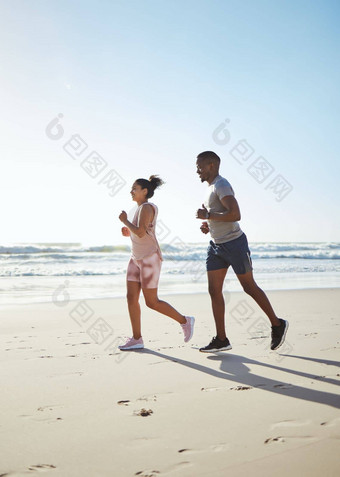 黑色的夫妇海滩运行健身<strong>锻炼</strong>有氧运动<strong>锻炼</strong>阳光夏天海沙子年轻的男<strong>人</strong>。女<strong>人跑步</strong>者合作伙伴海洋动机体育培训自然