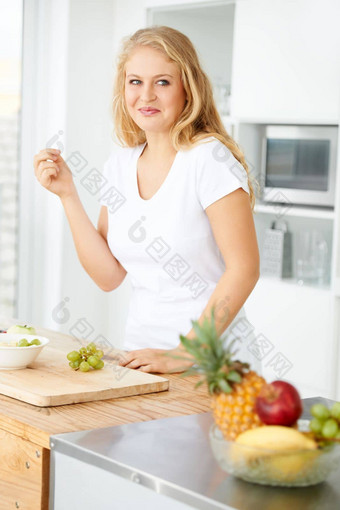 水果美味的健康的零食<strong>曲线美</strong>年轻的女人吃葡萄厨房