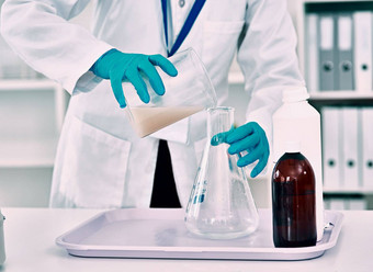 设置实验认不出来女科学家转移液体烧杯锥形瓶工作实验室