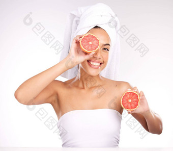 女人脸护肤品葡萄柚梳理例程医疗保健健康维生素皮肤病学工作室白色背景肖像微笑快乐巴西美模型柑橘类面部