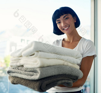 更喜欢新鲜的毛巾<strong>日常</strong>年轻的女人携带桩毛巾洗衣一天<strong>首页</strong>