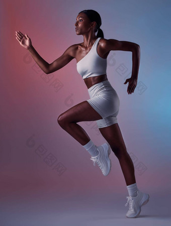 黑色的女人跑步者锻炼<strong>健康健康</strong>锻炼工作室背景女<strong>运动</strong>员<strong>健康</strong>的教练焦点身体温暖的运行培训有氧<strong>运动</strong>健身平衡