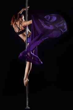 波兰跳舞女人紫色的织物