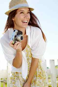 笑摄影师相机旅行博主假期位置夏天假期德国观光打破微笑快乐女人视频博客摄影设备旅游自然审查