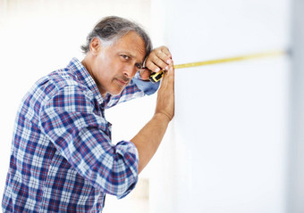架构师测量墙屏蔽磁带英俊的成熟的架构师测量墙屏蔽磁带