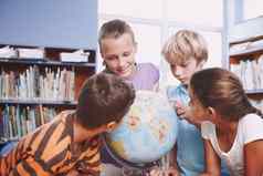 集团学生们学习世界全球地球
