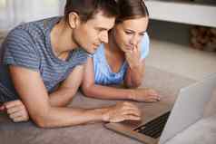 浏览选项在线年轻的夫妇移动PC地板上首页