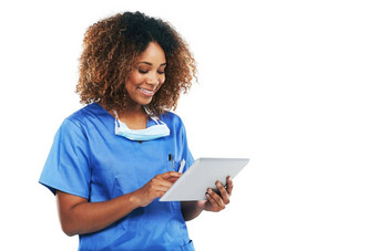 黑色的女人平板电脑医生工作室微笑焦点研究医疗保健文章白色背景孤立的护士移动科技触屏阅读电子邮件社会媒体应用程序新闻