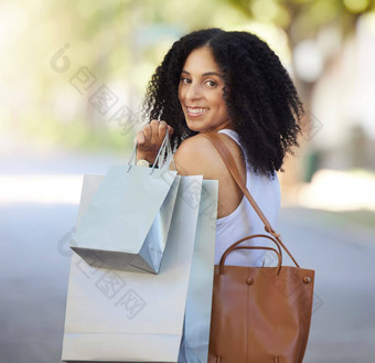 肖像时尚黑色的女人购物袋城市购买服装购物中心黑色的星期五交易销售折扣快乐女购物者持有礼物购买店里商店