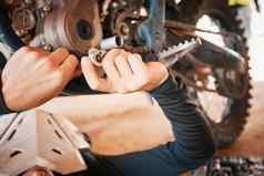 手机械师引擎齿轮维修工作电动机工具安全机械部分手工程师修复摩托车运输传输汽车车辆车间