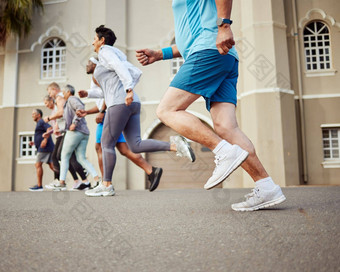 健身高级人运行马拉松<strong>比赛</strong>有氧运动锻炼挑战城市街路健康体育<strong>社区</strong>锻炼健康的上了年纪的跑步者培训退休集团