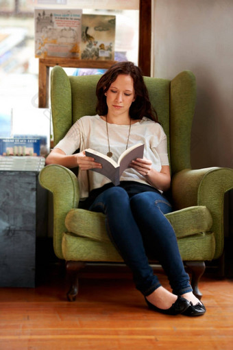 <strong>安静</strong>的时刻书店年轻的女人坐着<strong>舒服</strong>的椅子阅读
