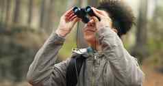 徒步旅行森林女人双筒望远镜看自然风景视图鸟看徒步旅行树冒险森林旅行旅程巴西黑色的女孩徒步旅行亚马逊热带雨林