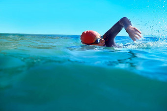 享受冷新鲜的水<strong>游泳</strong>运动员开放海洋