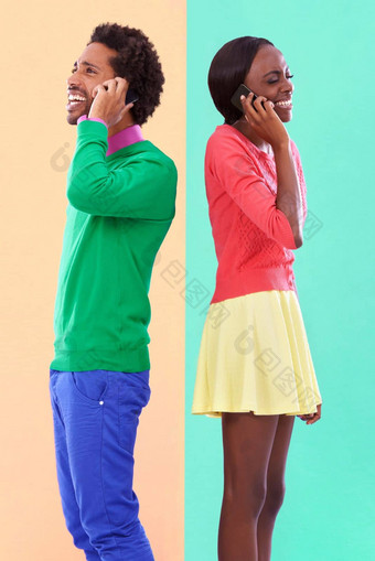 赶时髦的人康沃<strong>变频</strong>器工作室拍摄年轻的夫妇cellphoes站色彩鲜艳的背景