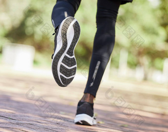 运行鞋子健身黑色的男人。户外运行健康的生活方式健康运动员体育运动跑步者运动鞋锻炼身体培训体育动机有氧运动