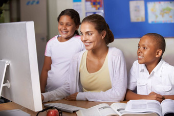 介绍年轻的思想信息技术年轻的老师教学少数民族孩子们电脑
