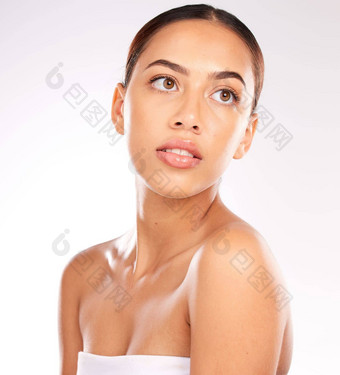 <strong>护肤品</strong>化妆年轻的女人自然美自信健康灰色工作室背景化妆品拉丁美洲人女健康的女孩健康光滑的清晰的皮肤有机面部