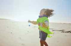 塑料海滩孩子回收地球一天地球气候改变教育学习志愿服务支持非营利组织回收环境女孩孩子瓶污染