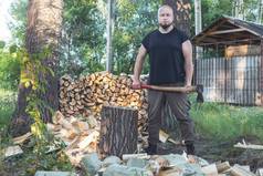 伐木工人站切碎柴火