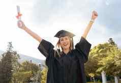 毕业事件肖像快乐女人庆祝成就成功微笑兴奋研究生教育证书庆祝活动大学目标学习奖学生动机