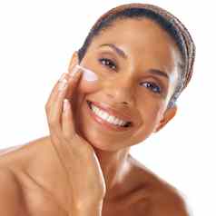 美奶油护肤品脸女人工作室白色背景肖像化妆化妆品年轻的女模型应用面部乳液噪音保湿霜健康的皮肤健康