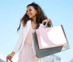女人时尚购物快乐客户城市出售促销活动奢侈品品牌折扣人微笑设计师时尚零售纸袋走户外蓝色的天空假期