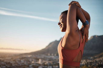 山健身伸展运动女人微笑运行目标成功培训自由蓝色的天空模型肌肉健康体育黑色的女人跑步者自然锻炼锻炼
