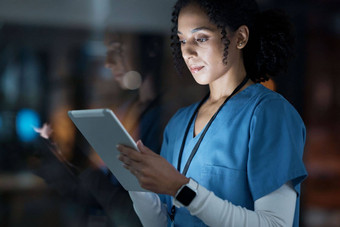 医疗研究晚上医生平板电脑规划医学时间表技术审查数字黑色的女人阅读报告医疗保健科学生活保险新闻