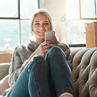 微笑女人电话首页沙发镜头耀斑幸福太阳无线网络移动社会媒体滚动移动电话互联网人房子沙发上生活房间快乐