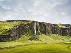 驾驶瀑布冰岛草场悬崖瀑布