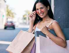 零售购物袋太阳镜女人城市夏天销售产品购买奢侈品交易促销活动女孩客户昂贵的包消费者时尚疯狂