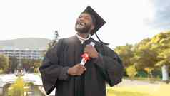 学生毕业黑色的男人。思考成功成就目标户外大学事件快乐研究生教育奖未来任务梦想动机学位希望骄傲