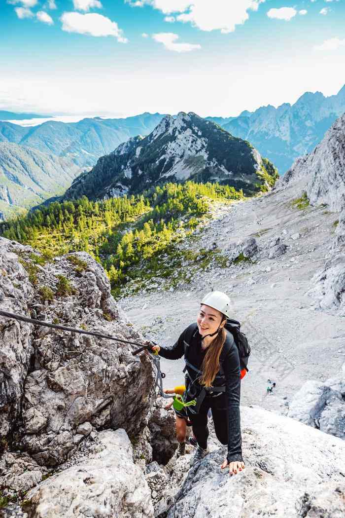 垂直照片高加索人女人登山者生活铁索攀岩小