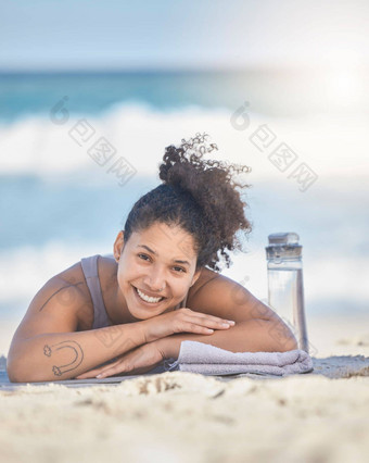 健身女人放松微笑海滩假期锻炼Zen锻炼培训在户外女放松微笑瑜伽一天<strong>精神</strong>身体<strong>精神</strong>上的健康