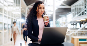 咖啡移动PC业务女人机场等待飞行离<strong>开工</strong>作业务旅行企业旅行职业生涯女孩电脑国际全球海外项目