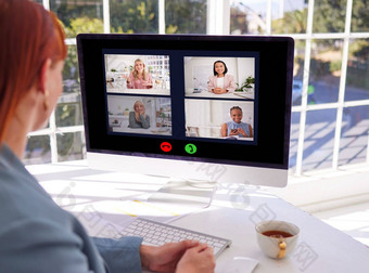 业务女人视频调用电脑办公室讨论变焦网络研讨会虚拟会议管理分裂屏幕视频会议在线会议远程工作工作人员