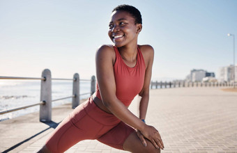海滩健身快乐黑色的女人伸展运动培训锻炼温暖的<strong>开始</strong>运行锻炼夏天角小镇<strong>心</strong>态<strong>健康</strong>的非洲女孩跑步者微笑思考目标愿景