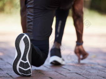 运动鞋跑步者健身黑色的男人。开始运行户外健康的生活方式健康运动员体育运动跑步者锻炼鞋子身体培训体育动机有氧运动