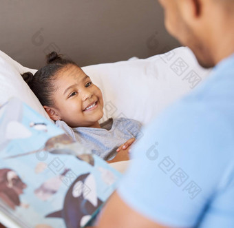 可爱的微笑混合比赛女孩笑说谎床上享受故事时间年轻的父亲阅读可爱的非洲美国女儿睡觉前故事放松床上首页
