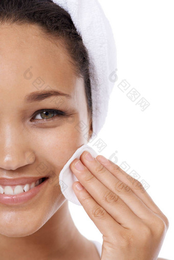 清洗爽肤水特写镜头年轻的女人清洗皮肤棉花垫