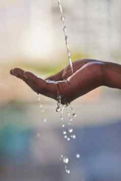 生活简单的添加水男人。洗手让人耳目一新水在户外